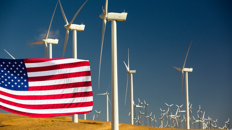 Teil des Windparks am Tehachapi Pass; Kalifornien, USA: In den USA wird massiv in erneuerbare Energien investiert. Unternehmen wollen damit Versorgungsengpässe und steigende Preise verhindern. 