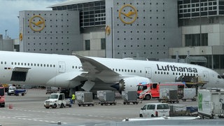 Eine Lufthansa-Maschine "Dreamliner " liegt auf dem Bug vor einem Terminal am Frankfurter Flughafen, nachdem das Bugfahrwerk eingeknickt war.