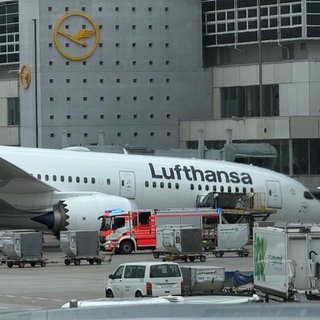 Eine Lufthansa-Maschine "Dreamliner " liegt auf dem Bug vor einem Terminal am Frankfurter Flughafen, nachdem das Bugfahrwerk eingeknickt war.
