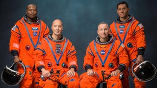 Die Crew von Artemis III posiert für ein offizielles Porträt (von links: NASA-Astronauten Andre Douglas, Missionsspezialist, Randy Bresnik, Kommandant, Frank Rubio, Missionsspezialist, und ESA-Astronaut Luca Parmitano, Pilot)