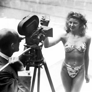 Micheline Bernardini, Tänzerin des Pariser Casinos, posiert am 5.7.1946 an einem Schwimmbecken in Paris im ersten Bikini der Welt für einen Kamermann. Der Ingenieur Louis Réard hatte das Kleidungsstück 1946 erfunden; es revolutionierte die Bademode.