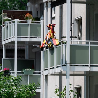 Symbol-Foto: Deutschland-Fahnen hängen an Häusern. Die Fußball Weltmeisterschaft ging los, bisher gibt es allerdings wenig öffentliches Interesse