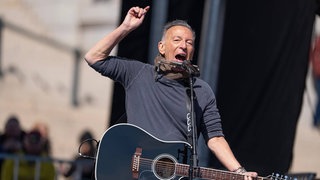 Der Musiker Bruce Springsteen am 28. März 2026 bei der No Kings Rally in St. Paul, Minnesota. Der Rockstar und "Boss" hat sich schon mehrfach gegen die Politik von Donald Trump positioniert.