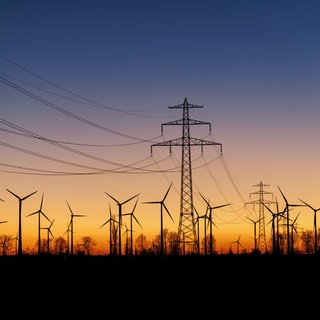 Symbolbild: Zahlreiche Windkraftanlagen und eine Stromtrasse