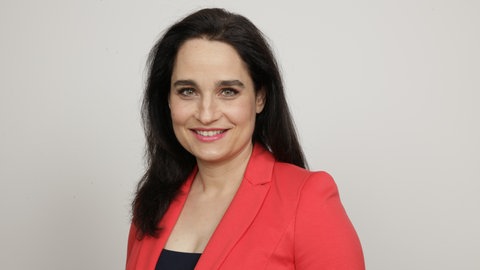 Dr. med. Yael Adler, Fachärztin für Dermatologie, Venerologie, Phlebologie und Ernährungsmedizin (DGEM)