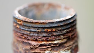 Rostiges Gewinde an einem Metallrohr: Der Brite Joseph Whitworth führte 1841 das erste genormte Gewinde der Welt ein. Die damalige Maßeinheit Zoll hat sich gehalten.