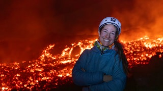 Ulla Lohmann steht vor einem Vulkan