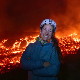 Ulla Lohmann steht vor einem Vulkan