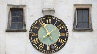 Uhr mit vergoldetem Zifferblatt, Evangelisches Seminar, Blaubeuren: Warum dreht sich der Uhrzeiger rechtsherum?