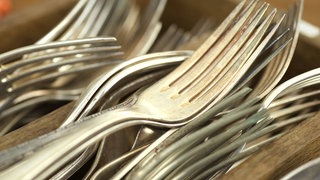 Silberbesteck mit angelaufender Gabel: Silber ist ein Edelmetall und Edelmetalle heißen deshalb so, weil sie beständig sind und zum Beispiel nicht rosten, also nicht oxidieren. Warum läuft Silber trotzdem an?