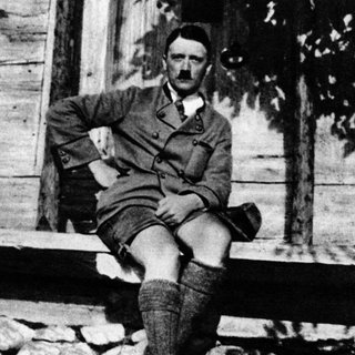 Adolf Hitler (1889 - 1945) im Trachtenanzug während seiner Landsberger Haft (Foto 1924): Kurz vor Weihnachten 1924 kommt der gescheiterte Putschist Adolf Hitler aus der Haft frei und muss neu anfangen.