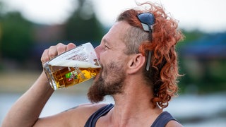 Ein Mann trinkt ein Glas Bier: Ist jedes Bier isotonisch oder nur alkoholfreies?