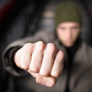 Jugendlicher reckt Faust entgegen: Rechtsextreme betreiben Kampfsport, um für den "Straßenkampf" zu trainieren