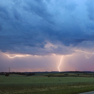 Symbolbbild: Wetterfeature. Ein Blitz zuckt bei einem Sommergewitter am abendlichen Himmel östlich von Freudenstadt.