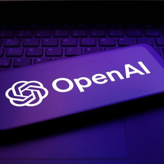 Symbolbild: Das OpenAI-Logo erscheint auf dem Bildschirm eines Smartphones