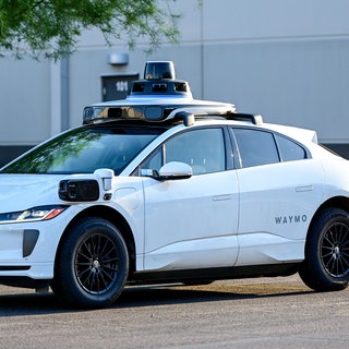 Symbolbild: Waymo-Robotaxi vom Typ Jaguar I-PACE