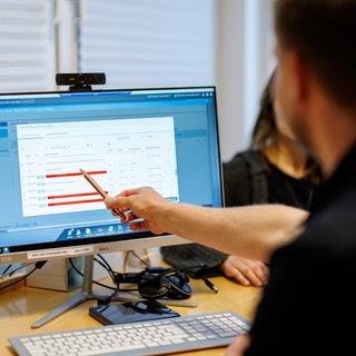Symbolbild: Ein Hausarzt lädt in seiner Praxis Dokumente in eine elektronische Patientenakte "ePA"