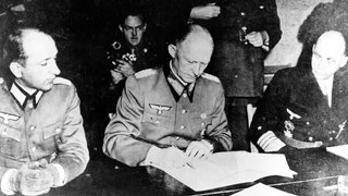 Bedingungslose Kapitulation am 7. Mai 1945 in Reims  Frankreich: In den frühen Morgenstunden unterzeichnet im Obersten Hauptquartier der Alliierten Expeditionsstreitkräfte (SHAEF) Generaloberst Alfred Jodl das Kapitulationsdokument