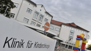 Schild mit Aufschrift "Klinik für Kinderchirurgie": Drei Babys sterben in der Mainzer Uniklinik. Die Ursache sind verkeimte Infusionen, die auch weitere Säuglinge erhalten haben. Es ist der 23. August 2010.