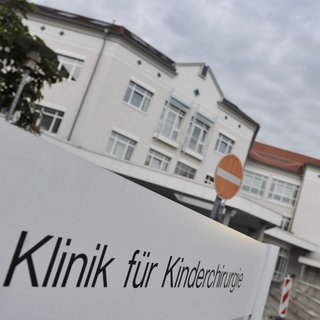 Schild mit Aufschrift "Klinik für Kinderchirurgie": Drei Babys sterben in der Mainzer Uniklinik. Die Ursache sind verkeimte Infusionen, die auch weitere Säuglinge erhalten haben. Es ist der 23. August 2010.