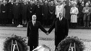Mitterand und Kohl reichen sich 1984 die Hand an den Gräbern von Verdun