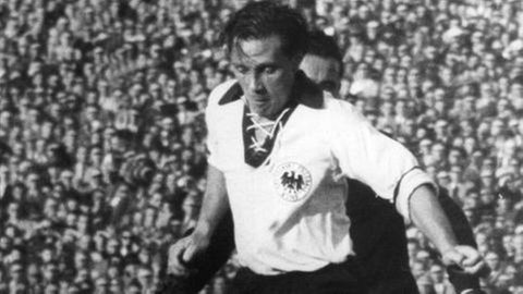 Max Morlock schirmt beim Saar-Länderspiel den Ball vor einem angreifenden Saar-Verteidiger ab