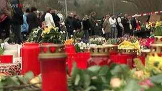 Trauernde Menschen entzünden Kerzen an der Albertville-Realschule, der Ort, an dem Amokläufer Tim K. neuen Schüler und drei Lehrerinnen erschoss.