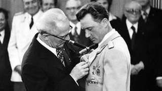 Kosmonaut Sigmund Jähn wird 1978 von Erick Honecker ausgezeichnet