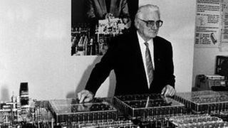 Konrad Zuse mit seinem Nachbau des sogenannten Z1 (1989)