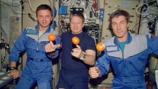 Die erste internationale Besatzung der ISS im Dezember 2000: Yuri P. Gidzenko, William M. Shepherd und Sergei K. Krikalev (v.l.)