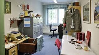 Blick in das Dienstzimmer eines Offiziers in der ehemaligen Bezirksverwaltung für Staatssicherheit