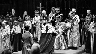Der Herzog von Gloucester huldigt Ihrer Majestät, Königin Elizabeth II., nach der Krönungszeremonie in der Westminster Abbey am 2. Juni 1953