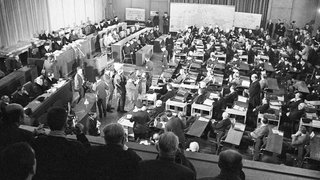 Blick in den Saal des Frankfurter Rathauses, wo 22 ehemalige Wachen und Beamte (rechts abgebildet mit ihren Anwälten und Polizisten) des Konzentrationslagers Auschwitz vor Gericht gestellt wurden. Sie waren für die Tötung von mehr als 2 12 Millionen Menschen im Lager verantwortlich. (Aufnahme vom 20. Dezember 1963)
