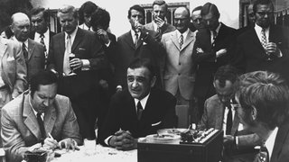 Der Präsident der Offenbacher Kickers, Gregorio Canellas (Mitte) und der Tontechniker Werner Hix (ganz rechts) spielen am 6. Juni 1971 ein Tonband ab. Ein großer Betrug in der Fußball-Bundesliga wird aufdeckt, der größte Skandal in der Geschichte der Liga