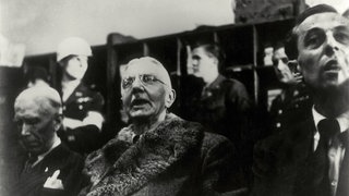 Franz von Papen, Hjalmar Schacht und Hans Fritsche (von links) stellen sich nach ihrem Freispruch der Presse. Nürnberger Kriegsverbrecherprozess vor dem alliierten Militärtribunal. Urteilsverkündung am 1. Oktober 1946