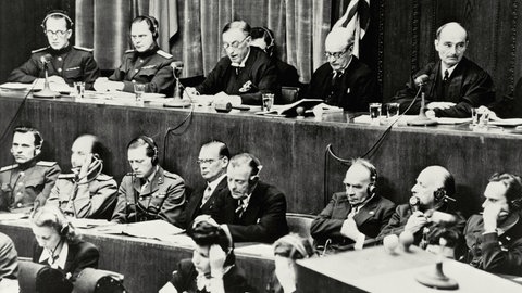 Urteilsverkündung am 1. Oktober 1946 beim Nürnberger Kriegsverbrecherprozeß vor dem alliierten Militärtribunal. Die Richterbank im Justizpalast während der Verlesung der Urteilsbegründung. V. l. n. r.: Wolchkow, Nikitschenko (UdSSR), Birkett, Lawrence (GB) und Biddle (USA)