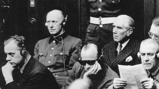 Alfred Jodl als Angeklagter beim Nürnberger Kriegsverbrecherprozess (2. Reihe ganz links; neben ihm Franz von Papen)