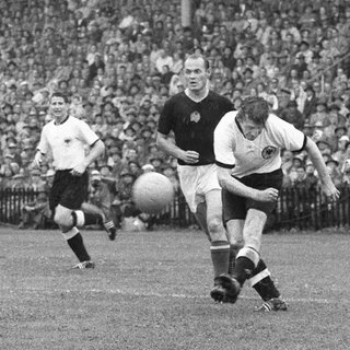 Endspiel der Fußballweltmeisterschaft am 4. Juli 1954 in Bern: Deutschland gegen Ungarn. Von links: Helmut Rahn, Jenő Buzánszky und Fritz Walter