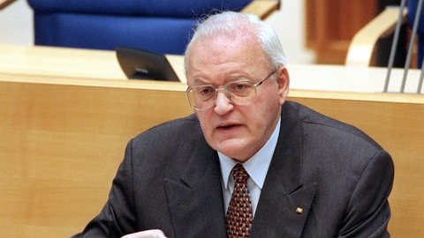 Bundespräsident Roman Herzog spricht während der Feierstunde zum zentralen Gedenktag für die Opfer des Nationalsozialismus 1999 im Bundestag in Bonn