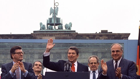 US-Präsident Ronald Reagan winkt in die Menge nach seiner Rede vor dem Brandenburger Tor in Westberlin, wo er am 12. Juni 1987 sagte: "Herr Gorbatschow, reißen Sie diese Mauer nieder!"