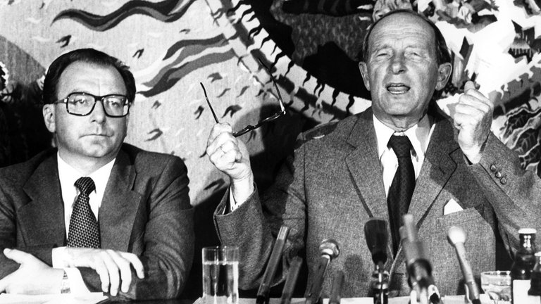 Der baden-württembergische Ministerpräsident Hans Filbinger (rechts) mit Innenminister Lothar Späth auf einer Pressekonferenz am 8. Juli 1978 in Stuttgart. Filbinger sieht keinen Grund für einen Rücktritt. Am 7. August allerdings tritt der dann doch zurück.