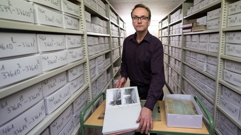 Johann Zilien 2017 im hessischen Hauptstaatsarchiv in Wiesbaden Dokumente der ersten Frankfurter Auschwitz-Prozesse