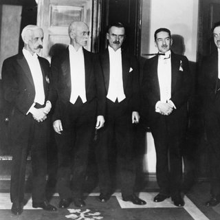 Die Nobelpreisträger 1929 in Stockholm. Von links nach rechts: Frederick Gowland Hopkins, Arthur Harden, Thomas Mann, Hans Von Euler, Prince Louis de Broglie of Paris, Owen W. Richardson. 