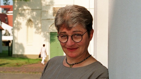 Als erste Rabbinerin in der Geschichte der Bundesrepublik hat die Schweizerin Bea Wyler am 1.8.1995 die geistliche Leitung der jüdischen Gemeinden in Oldenburg und Braunschweig übernommen. Die Wahl Wylers zur ersten Rabbinerin in Deutschland nach dem Zweiten Weltkrieg hatte in den jüdischen Gemeinden heftige Kontroversen ausgelöst.