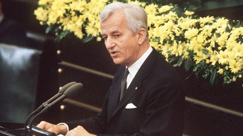 In seiner Rede vor dem Deutschen Bundestag am 8. Mai 1985 zum 40. Jahrestag der Kapitulation bezeichnet Bundespräsident Richard von Weizsäcker das Kriegsende als einen "Tag der Befreiung".