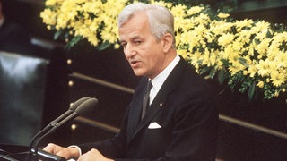 In seiner Rede vor dem Deutschen Bundestag am 8. Mai 1985 zum 40. Jahrestag der Kapitulation bezeichnet Bundespräsident Richard von Weizsäcker das Kriegsende als einen "Tag der Befreiung".