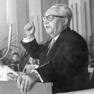 Der SPD-Vorsitzende Erich Ollenhauer am 23. März 1958 bei seiner Ansprache zur Kundgebung "Kampf gegen Atomtod" in der Frankfurter Kongresshalle. In der überfüllten Frankfurter Kongresshalle wurde am 23.3.1958 im Beisein namhafter Politiker und Wissenschaftler die Aktion "Kampf gegen Atomtod" eröffnet, die auf das ganze Bundesgebiet ausgedehnt werden soll.