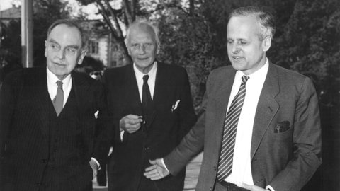 Carl Friedrich von Weizsäcker (rechts), Otto Hahn (links) und Walther Gerlach (Mitte) treffen am 17. April 1957 im Bonner Palais Schaumburg ein, um mit Bundeskanzler Konrad Adenauer die von ihm scharf kritisierte "Göttinger Erklärung" zu diskutieren