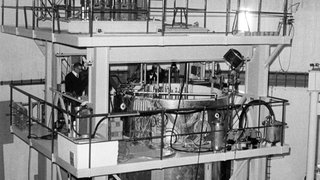 An der sogenannten Null-Leistung-Reaktoranlage werden im Kernforschungszentrum Geesthacht bei Hamburg am 8. November 1967 physikalische Experimente am Reaktorkern durchgeführt. Nach Abschluss der Versuche werden die 16 Brennelemente nach Kiel transportiert und in den Reaktor des ersten deutschen atomgetriebenen Schiffes, der "Otto Hahn", eingebaut.
