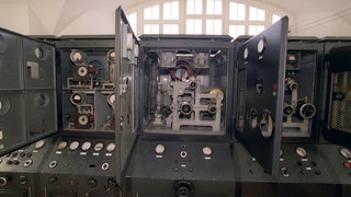 Blick in das Innere eines 20-KW-Kurzwellensenders der Firma Lorenz von 1930, im "Sender- und Funktechnikmuseum Königs Wusterhausen", südlich von Berlin. Königs Wusterhausen gilt als die Wiege des Rundfunks in Deutschland. Nach ersten Funkversuchen 1908 wurde im Dezember 1920 vom Funkerberg das erste Weihnachtskonzert der Deutschen Reichspost auf der Langwelle übertragen. Die Gebäude und Anlagen auf dem Funkerberg sind heute Technisches Denkmal.